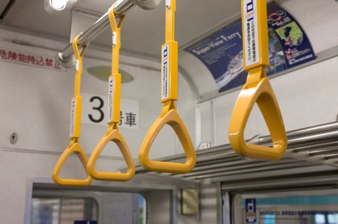 吊革広告とは？の出稿の方法やメリットを徹底解説