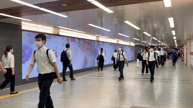 「エンタメの街なんば」に長さ21.5mの大型LEDビジョンが登場！ どんな効果が期待できる？