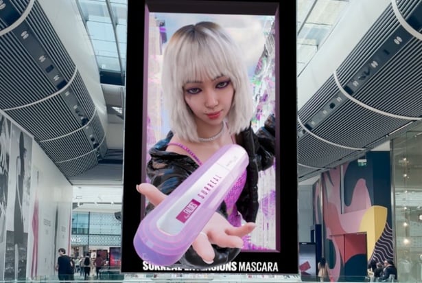 メイベリンがデジタルアバター“May”でマスカラの3D OOHキャンペーンを英国280ヶ所で大規模展開