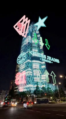 都市のランドマークを“デジタルキャンバス”にするシュールOOHとは？