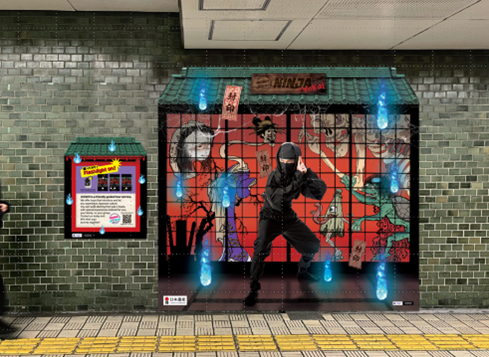 Osaka Metro本町駅連絡通路に「ニンジャ」ボードを展示。撮影すると
